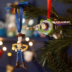 Set de 2 adornos de Navidad de Toy Story con Woody y Buzz Lightyear. Cada figura incluye su propia cinta para colgar y conserva varios de los rasgos visuales más reconocibles de ambos personajes.