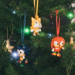 Bajo el brillo de tu árbol navideño, los héroes de Green Hill cobran vida con este set de 3 adorables adornos de Sonic, fabricados en PVC resistente y rematados con elegantes cintas de raso