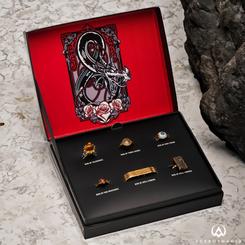 Conquista los reinos de la imaginación con la Replica Dungeons & Dragons Set de Anillos Ajustables de Aptitudes. Este set esencial para los dedicados Maestros de Mazmorras te ofrece seis anillos 