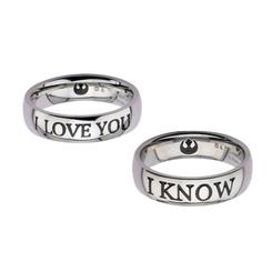 Déjate envolver por el vínculo romántico y amoroso de la princesa Leia y Han Solo con el fascinante juego de anillos Star Wars I Love You and I Know Couple. Este conjunto de anillos de acero inoxidable captura las icónicas citas