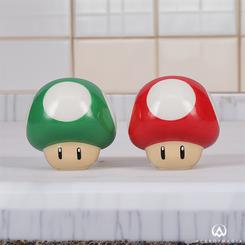 Añade un toque de diversión y nostalgia a tu mesa con el set de salero y pimentero de Nintendo Super Mario Setas. Estos encantadores accesorios, fabricados en cerámica de alta calidad