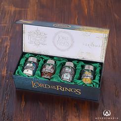 Imagina compartir una velada entre amigos en la Comarca con este encantador Set de Vasos de chupito Hobbits. Cada vaso lleva el nombre de un querido personaje de la trilogía, desde Frodo hasta Pippin
