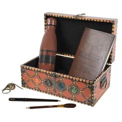 Inspirado en la emoción del deporte más legendario del mundo mágico, el set de regalo premium Baúl Quidditch rinde homenaje al espíritu competitivo, la destreza y la pasión por el vuelo. 
