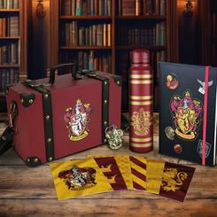 Explorar el universo mágico de Hogwarts cobra un nuevo sentido con este exclusivo set de regalo premium Gryffindor. Su diseño en forma de baúl vintage de 17 x 26 x 13 cm