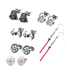 Descubre la fuerza y el estilo de Star Wars con este increíble set de pendientes. Con diseños inspirados en los símbolos del Imperio Galáctico, estos pendientes son el complemento perfecto para los verdaderos fans de la saga.
