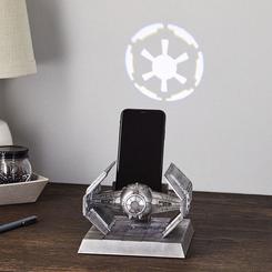 Impresiona a todos con este soporte de móvil Star Wars inspirado en el TIE Fighter de Darth Vader. Colocado en tu escritorio o estación de trabajo, no solo mantiene tu teléfono de manera segura