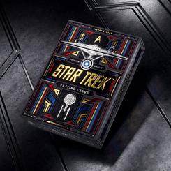 Explora las estrellas con la baraja de cartas *Star Trek* Dark Version. Esta colección de 52 naipes de primera calidad es perfecta para tus partidas de póquer y otros juegos de cartas. 
