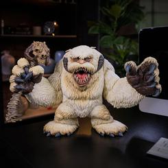 Figura Designer Vinyl del Wampa de Star Wars, diseñada por James Groman y fabricada por Sideshow. Es de vinilo, tiene hombros articulados y sostiene restos de un tauntaun. Mide 30 x 44 x 20 cm.