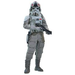 La figura Imperial Remnant AT-AT Driver Star Wars 1/6 parece recién salida de un hangar imperial abandonado, con la armadura marcada por polvo, uso y batalla. Su silueta gris y blanca, de 30 cm, transmite de inmediato esa presencia militar fría 