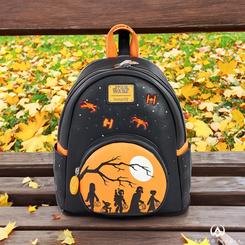 ¡Lleva el espíritu galáctico de Star Wars contigo en esta encantadora mochila Mini Group Trick or Treat de Loungefly! Esta mochila de alta calidad cuenta con una licencia oficial de Star Wars 