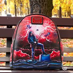 Adéntrate en el enigmático y cautivador mundo de Stranger Things con la Mochila Eddie Tribute de Loungefly. Este diseño te transporta directamente a la intriga y la emoción de la serie,