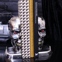 Sujetalibros Terminator T-800 convierte una estantería corriente en una declaración de carácter, metal y memoria cinematográfica. Inspirado en Terminator 2: Judgment Day, este busto con licencia oficial transmite la potencia visual 