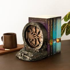 Da un toque mágico a tu estantería con el sujetalibros de la Cámara de los Secretos basada eh Harry Potter. Este impresionante accesorio, fabricado en resina y pintado a mano a todo color, es perfecto para mantener tus libros en su lugar con estilo. 