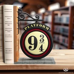 Descubre el nuevo sujetalibros Harry Potter Plataforma 9 3/4, una pieza exquisita fabricada en resina y pintada a mano con colores vibrantes. Este sujetalibros es perfecto para darle un toque mágico a tu estantería