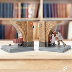 Disfruta de tu literatura favorita con los sujetalibros oficiales del andén 9 3/4 del Wizarding World de la saga de Harry Potter. Fabricados en poli-piedra y pintados a mano con todo lujo de detalles