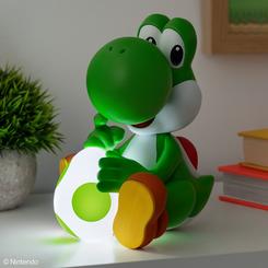 Yoshi convierte su inconfundible huevo en un punto de luz lleno de color y personalidad. Esta lámpara Yoshi Super Mario recrea al popular compañero de aventuras sentado, con su característico diseño verde, blanco, naranja y amarillo