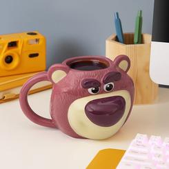 Disfruta de tu bebida favorita con esta adorable taza de Lotso, inspirada en el inolvidable oso de Toy Story. Con una capacidad de 680 ml, su diseño en cerámica rosa captura perfectamente la expresión del carismático 