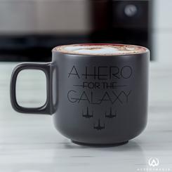 Mantén a tus amigos Rebeldes cerca y tu café aún más cerca con esta taza de Star Wars. Fabricada en cerámica negra con un asa cuadrada moderna y detalles de diseño brillantes