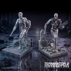 Terminator 2 Sujetalibros T-1000 vs T-800 es un conjunto de resina de unos 19 cm de altura, pintado a mano y con licencia oficial, que enfrenta al T-1000 metálico y al exoesqueleto del T-800.
