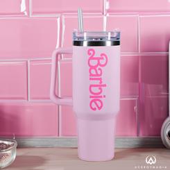 Déjate cautivar por el vaso termo XL con pajita Logo Barbie Soft Touch de 1200 ml. Este vaso termo es perfecto para disfrutar de tus bebidas favoritas, ya sean calientes o frías, en cualquier momento y lugar.