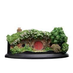 Adéntrate en la mágica Tierra Media con esta réplica exacta en miniatura del icónico Hobbit Hole de la película El Hobbit. Diseñado por los mismos artistas y artesanos que trabajaron en la producción de la trilogía épica, este pequeño entorno es una obra 