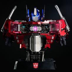 Experimenta la majestuosidad de Optimus Prime como nunca antes con la figura de acción Transformers Bust Generation. Esta figura detallada, con una altura de aproximadamente 16 cm, lleva la esencia de los Autobots a tu colección de Transformers.