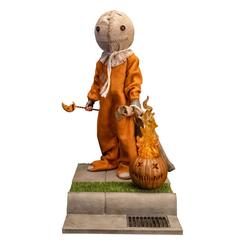 Una figura articulada realmente impresionante que captura a la perfección el espíritu escalofriante de Halloween. Esta versión “Deluxe” de Sam, con escala 1:6, mide unos 25,4 cm