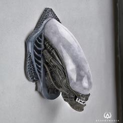 ¡Destaca tus habilidades como cazador con esta impresionante placa trofeo del Alien Xenomorph! Diseñada para montarse en la pared, esta pieza llama la atención y es perfecta tanto para decorar tiendas como para exhibirla en casa. 