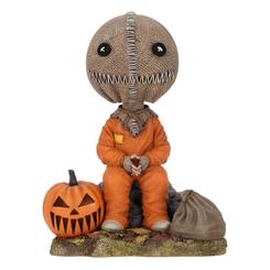 De la deliciosamente trastornada película clásica de culto Trick R Treat de 2007, ¡Sam se une a la línea NECA de Head Knockers! El misterioso truco o trato está sentado junto a una calabaza