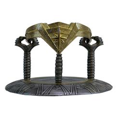 ¡Lleva la fuerza y la valentía de Wonder Woman contigo con la Réplica de la Tiara de Wonder Woman a escala 1/1! Esta impresionante pieza, en edición limitada, con un tamaño de 16 cm, es una fiel representación de la tiara que perteneció a la gran guerrera