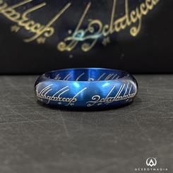 Siente el poder de Middle Earth con la impresionante réplica del Anillo Único de la trilogía de El Señor de los Anillos. Hecho de acero inoxidable de color azul y con un espectacular expositor que incluye runas