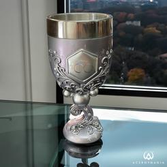 ¡Celebremos juntos 100 años de maravillas con la Copa Oficial Decorativa de D100! Esta preciosa copa, inspirada en la celebración Disney 100 Years of Wonder, es un verdadero tesoro que te permitirá honrar el pasado, el presente y el futuro de Disney