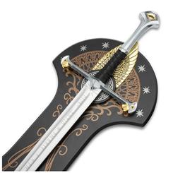 Réplica oficial de la espada Anduril Museum Collection "La Llama del Oeste" que fue forjada desde los trozos de la espada Narsil de Elendil y una de las más famosas espadas que aparecen en la trilogía de películas de “El Señor de los Anillos”. 