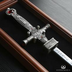 La réplica espada de Godric Gryffindor impone desde el primer vistazo por su presencia noble, su acabado trabajado y la fuerza simbólica que transmite. Esta réplica oficial de la espada de Godric Gryffindor convierte una pieza legendaria