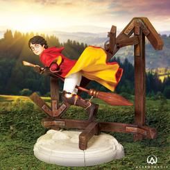 Celebra la magia y la emoción de los partidos de Quidditch con esta espectacular figura de Harry Potter jugando para el equipo de Gryffindor. Presentada por "Wizarding World of Harry Potter"