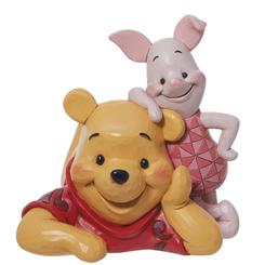 Los mejores amigos Piglet y Pooh Bear se relajan juntos en esta encantadora creación de Disney. Una colorida oda al amor y la amistad, la pareja se ve elegante con el diseño clásico de Jim Shore.