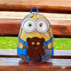 Celebra tu amor por los Minions con la impresionante Mochila Mini Iridescent Bob Cosplay de "Mi villano favorito" de Loungefly. Este accesorio de alta calidad, con licencia oficial, destaca por su diseño llamativo 