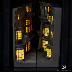 ¡Lleva la magia de Harry Potter a tu biblioteca con el Sujetalibros Diagon Alley Light Up! Este sujetalibros oficial, inspirado en la mística calle Diagon Alley, es una pieza imprescindible para cualquier fan de la saga. 