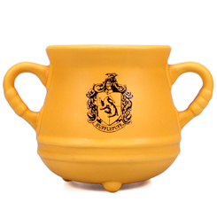 Preciosa taza con forma del Caldero con el logo de Hufflepuff basada en la saga de Harry Potter. Disfruta de tus pócimas preferidas en esta preciosa taza realizada en dolomita con el logo de Hufflepuff por un lado y el texto "Hufflepuff" por el otro. 