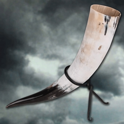 Disfruta de tu bebida preferida con este precioso Cuerno para beber Vikingo de Thor. Este precioso cuerno es ideal para disfrutar de tu bebida o dar un toque especial a tu cosplay, el cuerno es totalmente funcional,