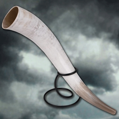 Disfruta de tu bebida preferida con este precioso Cuerno para beber Vikingo de Loki. Este precioso cuerno es ideal para disfrutar de tu bebida o dar un toque especial a tu cosplay, el cuerno es totalmente funcional, 