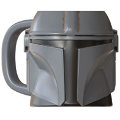 Disfruta tu bebida favorita con esta preciosa taza del casco de The Mandalorian, el cazarrecompensas más famoso de la serie de Disney +.  Está espectacular taza está realizada en cerámica 