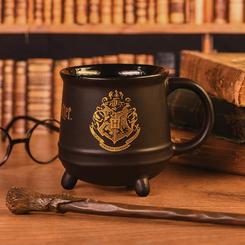 Espectacular taza con forma del Caldero con el logo de Hogwarts basada en la saga de Harry Potter. Disfruta de tus pócimas preferidas en esta preciosa taza realizada en gres con los escudos las casas de Gryffindor...