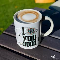 Un destello de emoción recorre a cualquier amante de Marvel al sostener la Taza oficial I Love You 3000, inspirada en la inolvidable saga de Los Vengadores. Este tesoro de cerámica