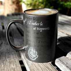 Taza oficial "I would Rather Be At Hogwarts" con un precioso acabado barnizado, esta preciosa taza solo resalta en blanco el escudo de Hogwarts y el texto I Would Rather Be At Hogwarts.