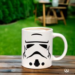 Taza oficial de Star Wars con el motivo de los Stormtroopers (Tropas de Asalto) realizada en cerámica con una capacidad de 0,30 litros, incluye grabados en el exterior.