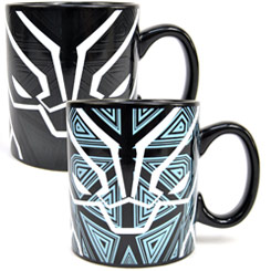 ¡Despierta el espíritu de Wakanda con la Taza Oficial del Escudo de Black Panther, una pieza de colección única que celebra la grandeza y el poder del héroe de Marvel! Inspirada en la aclamada película "Black Panther"