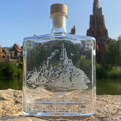 Fantástica botella oficial de Big Thunder Mountain. Esta preciosa obra de arte está realizado en vidrio transparente. Tus bebidas quedarán estupendas con esta botella con la imagen de la famosa atracción de Disney