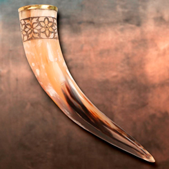 Disfruta de tu bebida preferida con este precioso Cuerno para beber Vikingo de Freya que tiene el borde de latón y está tallado a mano intrincadamente con un diseño floral..