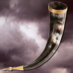 Disfruta de tu bebida preferida con este precioso Cuerno para beber Vikingo de Jarl, este cuerno tiene un borde de latón decorado con los nudos vikingos.